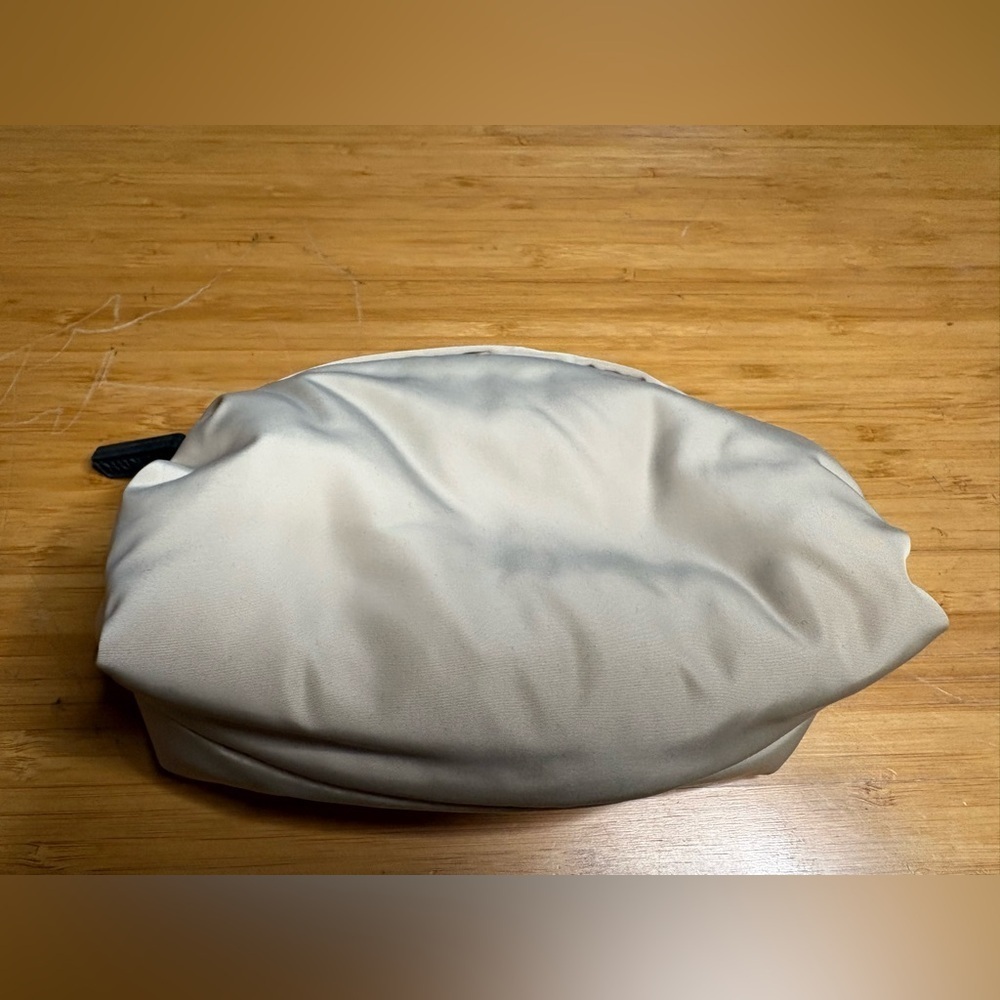 GUC Munthe-Beige Puffer Pouch - Picture 2 of 7